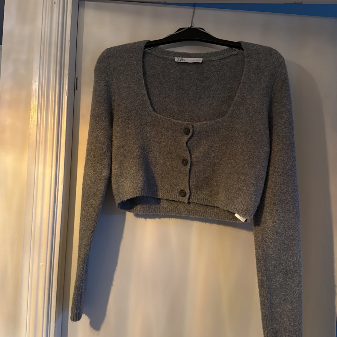 Grå croppad kofta från Zara - 90
