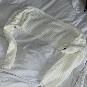 Vit stickad kofta - Säljer en till stickad kofta från shein. Storlek M