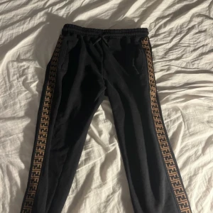 Fendi byxor - Säljer mina Fendi byxor för jag använder dem inte längre, dem e över sköna o tvär feta. De står storlek XL i dem men jag använder storlek S och dem passar perfekt på mig