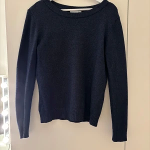 Mörkblå stickad tröja från Vila - Säljer en superfin mörkblå stickad tröja från Vila. Denna köptes för 349kr. Säljer då den inte kommer till användning 