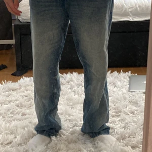 Blå jeans från FSBN - Säljer ett par klassiska blå jeans från FSBN i bra skick. De har en straight passform och är perfekta för vardagsbruk. Jeansen har en snygg tvättad look och är tillverkade i slitstarkt denim. Perfekta för både höst och vår!