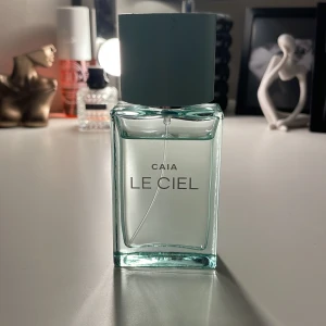 Parfym Le Ciel från Caia - Elegant parfymflaska från Caia med namnet Le Ciel. Flaskan är rektangulär och genomskinlig med en ljusblå ton och har en matchande ljusblå kork. Perfekt för den som söker en stilren och modern doft. 50 ml, nypris 595kr