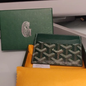 Grön kortfodral/ korthållare GY - Snyggt grönt kortfodral från GY med det ikoniska mönstret. Perfekt för att hålla dina kort organiserade. Tillverkad i högkvalitativt material med en elegant design.