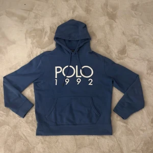 Ralph Lauren hoodie (Blå) - Ralph lauren hoodie i fint skick(8,5/10)|Nypris runt 2,5k mitt pris 1049kr|Sällsynt modell|Hör av dig vid funderingar|Pris kan diskuteras vid snabb affär|Mvh Malte💙
