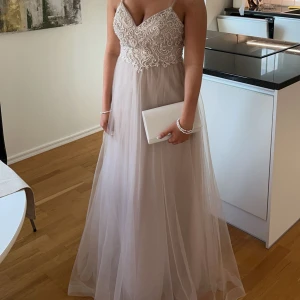 Champagnefärgad balklänning  - Jättefin balklänning! I superbra skick! Bara använd två gånger!💗💗💗Om någon är intresserad av väskan kan pris diskuteras💗.               Jag är 165 ungefär❤️