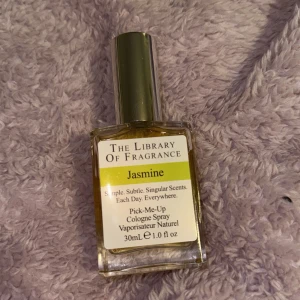 Jasmine från The Library of Fragrance - Säljer en fräsch och blommig Jasmine cologne spray från The Library of Fragrance. Luktar starkt jasmin blomma. Härlug doft. Ungefär 90% kvar