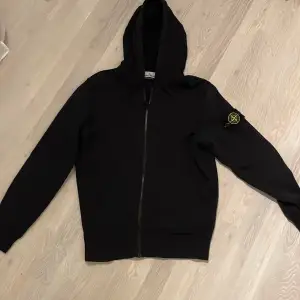 Säljer min Stone Island ziphoodie, nypris 4000 sek, snålt använd, pris kan diskuteras.