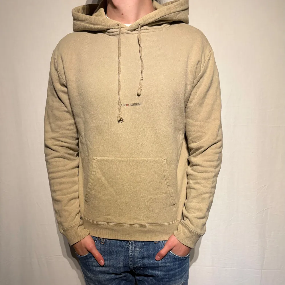 En sjukt fet saint laurent hoodie! Storlek L men sitter som M. Använd men ändå i bra skick! Hör av er vid frågor!. Hoodies.