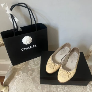 Beige quiltade ballerinaskor från Chanel - Chanel ballerina 🩰 sulade hos Bäckmans precis. Nypris för skorna är ca 13 000kr 