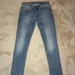 Dondup George - Säljer mina otroligt feta dondup george jeans som är perfekta nu till sommaren. Det sydda på bild 3 är ingen defekt utan en del av designen men synd intr hellrt vid användnin. Skick:9/10. Modellen är 178 och väger 65. Hör av er vid frågor/funderingar