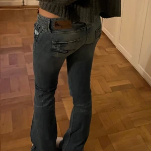 Blå bootcut jeans - Säljer ett par snygga blå bootcut jeans i bra skick. Nya med prislapp kvar! Strl 26/34   Midjemått rakt över- 35 cm   Innerbenslängd- 84 cm
