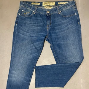 Jacob Cohen Jeans - Säljer ett par snygga blå jeans från Jacob Cohen i mycket bra skick. De har en snygg tagg och är perfekta för både vardag och fest! Hör gärna av er vid frågor och funderingar!