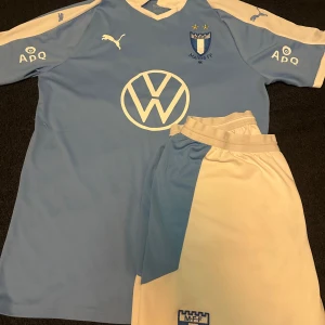 Malmö ff kit - Säljer en Malmö ff fotbollströja. Tröjan har korta ärmar och är i mycket bra skick. Perfekt för fotbollsfans som vill visa sitt stöd. Inkluderar även matchande shorts. Fastpris.