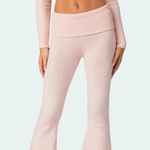 Rosa stickade byxor - Superfina rosa stickade byxor med ribbad midja och bootcut-stil. Perfekta för en mysig dag hemma eller en avslappnad utflykt. De är både bekväma och stiliga, och den mjuka stickade texturen gör dem extra sköna att ha på sig.