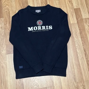 Stickad Morris tröja Marinblå - Fin Morris tröja i mycket bra skick. Lite tajtare passform vilket jag själv tycker om. Ställ frågor! 😁😁 Priset är diskuterbart!