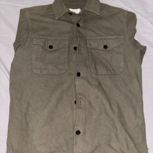 Grön overshirt  - Säljer denna stiliga och clean gröna overshirt från Jack and Jones. Har haft sen i somras och kommer knappt till nån användning. Inte så tjock och perfekt för höst/vår eller under en vinterjacka.  Fraktar samma dag och kan gå ner i pris vid snabb affär. 