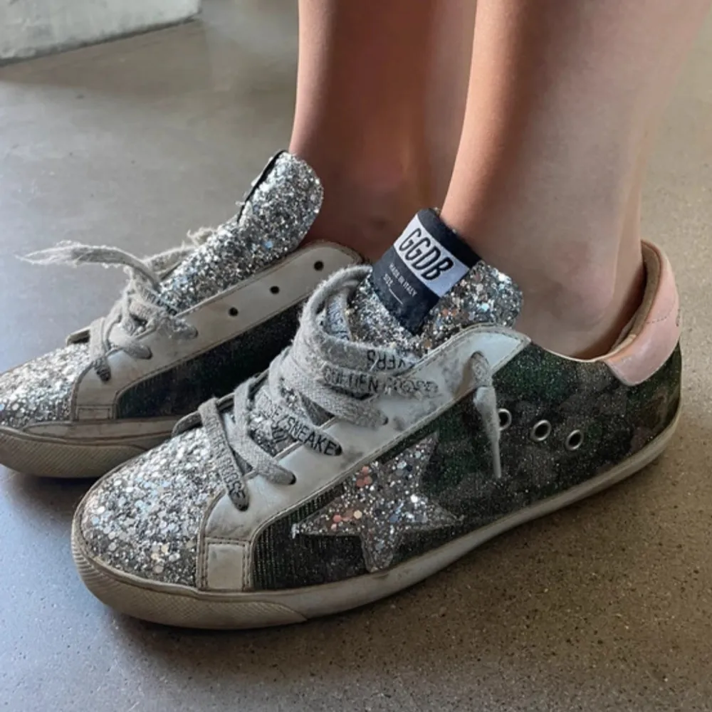 Säljer mina golden goose skor. Självklart äkta. skosnörena behöver bytas ut men själva skorna är okej skick (skorna har en sliten design). Eftersom jag använt de mycket är de inte toppen skick så därför säljer jag de billigt. Nypris ca 5000kr. Skriv för fler bilder🩷. Skor.