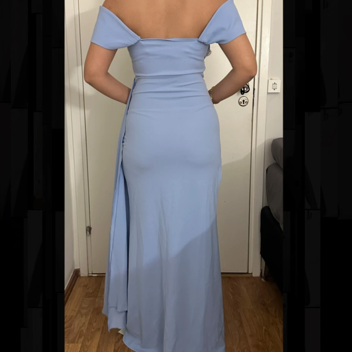 Ljusblå klänning med hög slits - 2