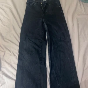 Svarta jeansbyxor från 157 Boulevard - Snygga svarta jeansbyxor från 157 Boulevard med en loose passform. Byxorna har en klassisk design med fem fickor och knappgylf. Perfekta för en avslappnad stil.