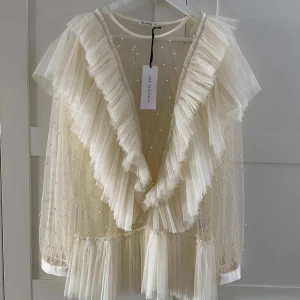 Ida Sjöstedt topp - Såå fin blus från Ida Sjöstedt i storlek M, men passar även mindre och större! Inga defekter! Använd 1 gång😍 Perfekt till studenten😍