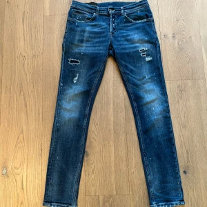 Dondup - Säljer mina Dondup blåa Dondup jeans som är i okej skick.