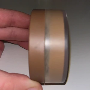 Cream Bronzer Sun Kissed - Snygg cream bronzer i nyansen Sun Kissed från Anastasia Beverly Hills. Perfekt för att ge ansiktet en solkysst look. Kommer i en stilren brun förpackning med logotyp på locket.