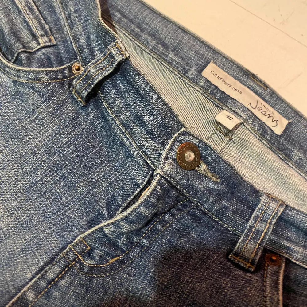 Snygga lågmidjade blå jeans från lindex som inte säljs längre. De har en dekorativ detalj på bakfickan och en knappgylf. Perfekta för en avslappnad stil. Har sytt dom till bootcut själv, pris kan diskuteras!. Farkut & Housut.