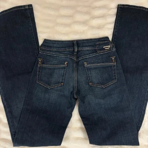 Mörkblå jeans från Diesel - Snygga mörkblå jeans från Diesel med en bootcut passform!💗