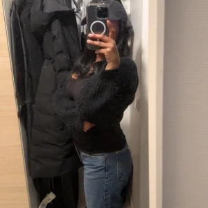 Blå jeans från Levis - Snygga blå jeans från Levis med klassisk femficksdesign och en bekväm passform. Perfekta för en avslappnad stil.