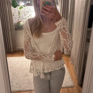 Vit spetskofta - Säljer en vit spetskofta eftersom den inte kommer till användning. Den har inte några defekter eller så vidare ❤️
