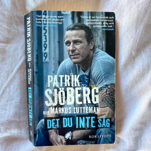 Det du inte såg - Boken 'Det du inte såg' av Patrik Sjöberg med Markus Lutteman är en gripande berättelse om idrottskarriär och personliga upplevelser. Utgiven av Norstedts, boken ger en inblick i Patrik Sjöbergs liv och de utmaningar han mött.