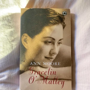 Gracelin O'Malley - Boken 'Gracelin O'Malley' av Ann Moore utspelar sig i 1800-talets Irland och handlar om kärlek, passion och svek. Den följer Gracelin O'Malley som växer upp i en fattig by och navigerar genom livets utmaningar. En gripande berättelse om mod och överlevnad.