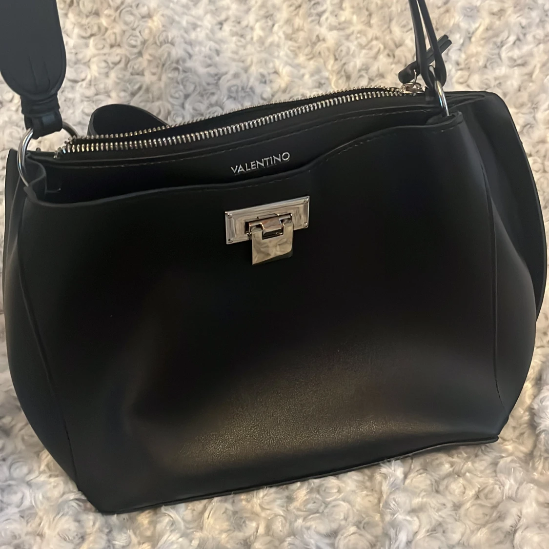 Svart axelväska från Valentino