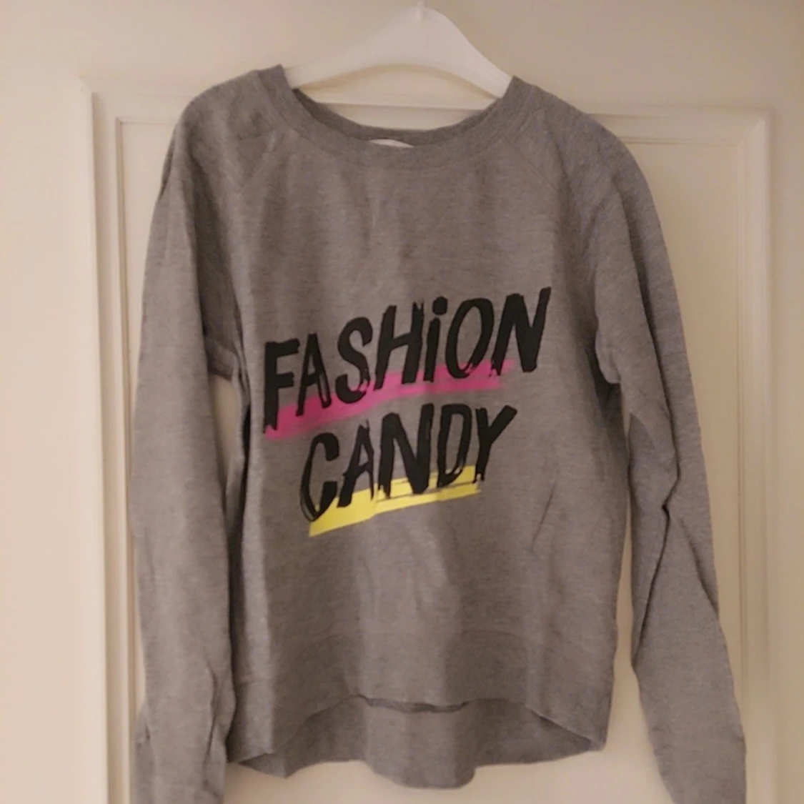 Grå  tröja till flickor med tryck från H&M - 3