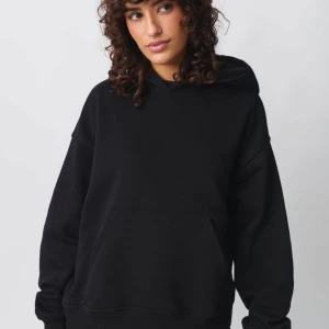 Svart hoodie - Säljer en klassisk svart hoodie med en bekväm passform. Den har en stor ficka framtill och en rymlig huva. Perfekt för en avslappnad stil🥰väldig trendig men säljer då den knte kommer till användning🥰 mycket bra skick 🥰