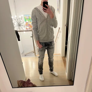 Ljus Grå kashmir hoodie från John Henric - Säljer denna gråa 100% kashmir zip-hoodie som är köpt från John Henric för 2499 kr. Den är i storlek M och har inga defekter utan bara bra skick! Priset som jag säljer den för är 999kr men är absolut diskuterbart! För mer frågor skriv gärna!