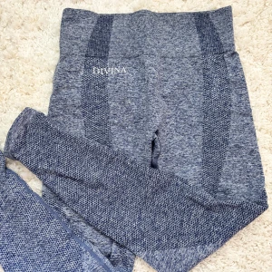 Blå leggings från Divina - Snygga blå leggings från Divina med hög midja och ett diskret mönster. Perfekta för träning eller en avslappnad dag. Materialet är stretchigt och bekvämt, vilket ger en tight passform.
