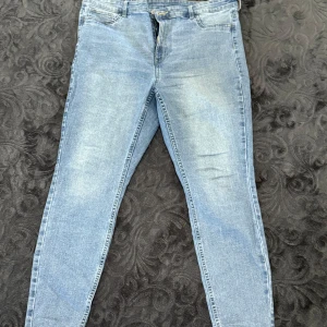 Blå skinny fit jeggings - Snygga blå jeggings i skinny fit från &DENIM De har en ultra hög midja och är ankellånga med en fransig kant. Perfekta för en stilren look med en touch av edge. Storleken är XL. Använda 2 gånger!!! ENDAST SWISH! KÖPAREN STÅR FÖR FRAKTEN.