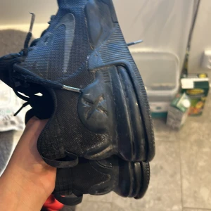 Svarta Nike Air Max Plus - Säljer ett par svarta Nike Air Max Plus med en stilren design och synlig Air Max-dämpning. Skorna har snörning och en robust sula för extra komfort. Perfekta för dig som vill ha en sportig look.