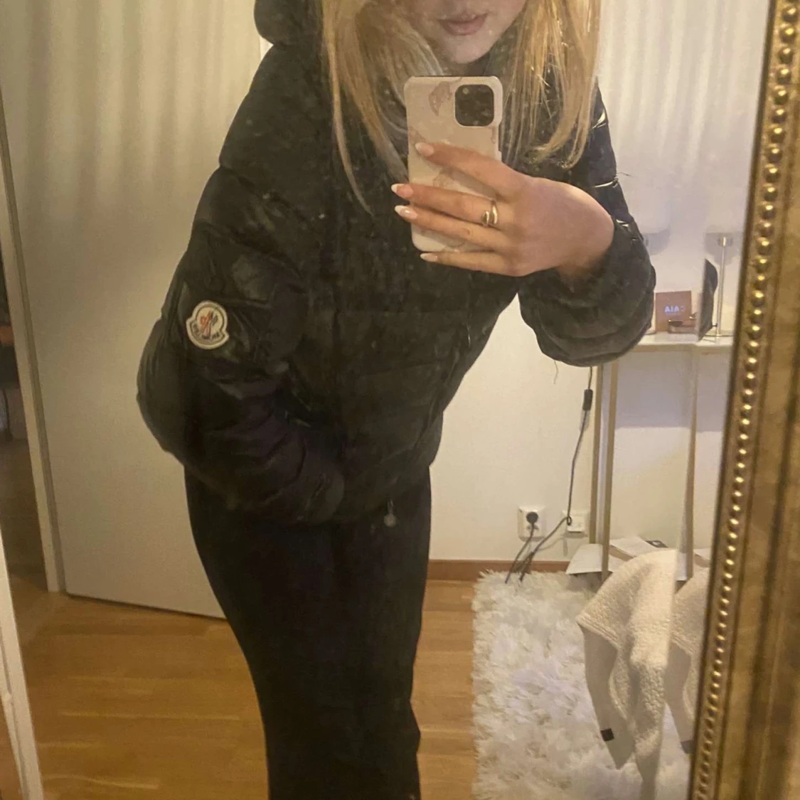 Svart dunjacka från Moncler liknande  - 2