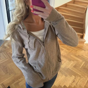 Kashmir zip✨ - Jätte najs kofta som är sååå skön🥰🥰passar s/m den är beige/brun