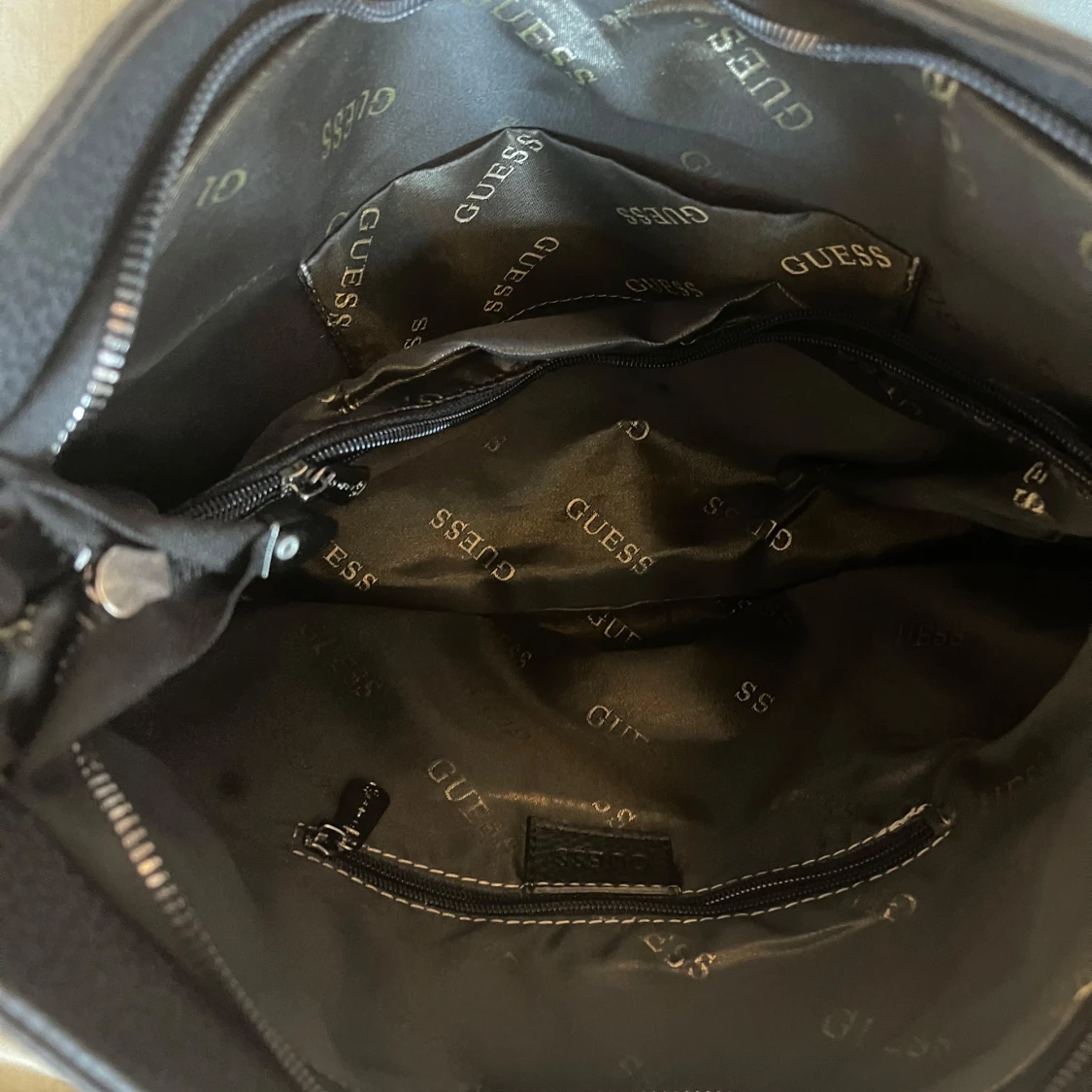 Svart axelväska från Guess - 2