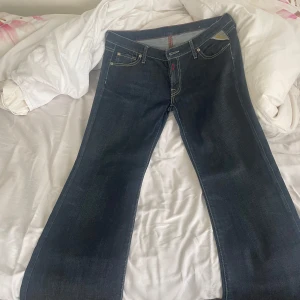 Lågmidjade jeans  - Ett par lågmidjade bootcut jeans, använda 2-3 gånger. Är inte säker på storlek men passar nog som s-m! Pris kan diskuteras.. köpte dom original pris på 1000-1500 