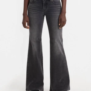 Lågmidjade, Svarta jeans från Levi's - Snygga svarta Levi's jeans med en klassisk design. De har en bootcut-stil och är tillverkade i jeansmaterial. Perfekta för en avslappnad look. Lågmidjade jeans med utsvängning. Är i storleken 26W och 32L