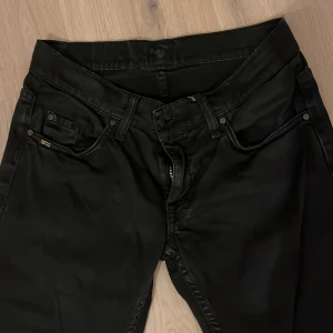 Svarta tiger of sweden  jeans - Snygga svarta skinny jeans från tiger of sweden. De är i storlek 29/32. Det är bara att skriva för fler bilder eller frågor. 