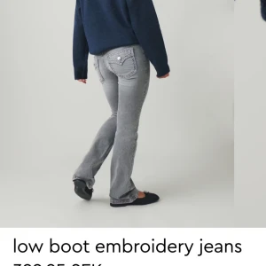 Grå jeans med fickor från gina strl 170 - Snygga grå jeans med broderade detaljer och bootcut-stil. De har en låg midja och är oanvända, storlek 170