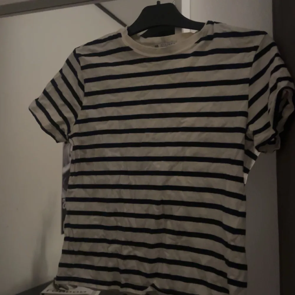 Ur snygg randig zara tröja strl s köpt i Barcelona förra våren 🌸. T-paidat.