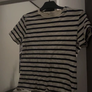 Randig t-shirt från Zara - Ur snygg randig zara tröja strl s köpt i Barcelona förra våren 🌸