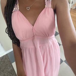 Rosa klänning - jättesöt kort rosa klänning från gina tricot💕den kan hända att ngn paljett ramlar av därav priset.
