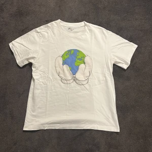 UNIQLO x KAWS - Uniqlo x Kaws som inte används pga storlek. strl M sitter TTS, väldigt fint skick ina används på säkert år. PM för mer bilder och intresse!